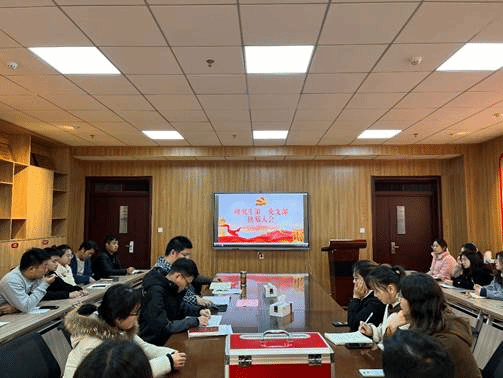 会议室里的人们描述已自动生成 会议室里的人们描述已自动生成